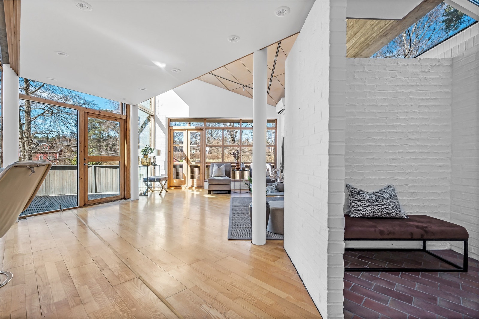 Utvendig adkomst til 2. etasjen via trapper opp fra garasjen. Galleribilde