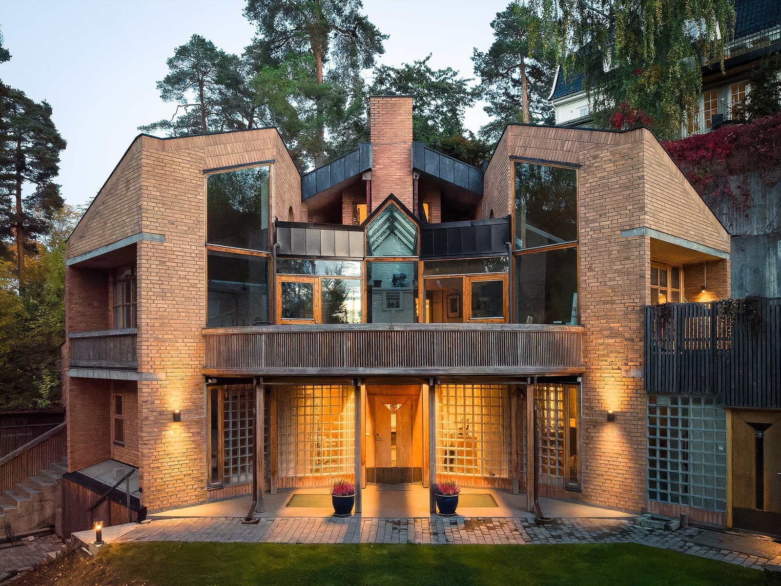 Parkering i tilliggende dobbeltgarasje på ca 25 kvm. Biloppstillingsplasser foran boligen. Galleribilde