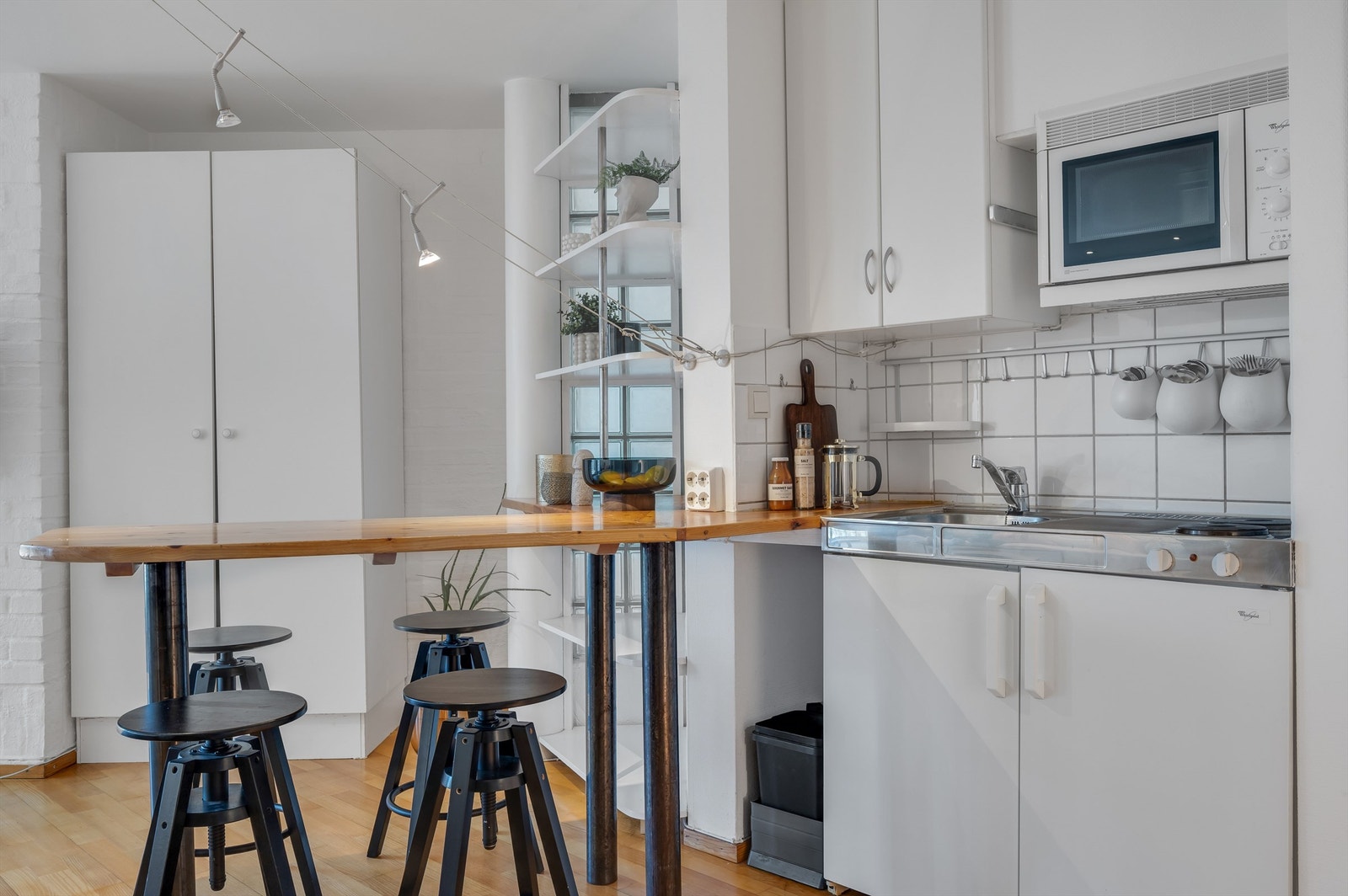 Soverom/stue til høyre er innredet med hybelkjøkken. Galleribilde