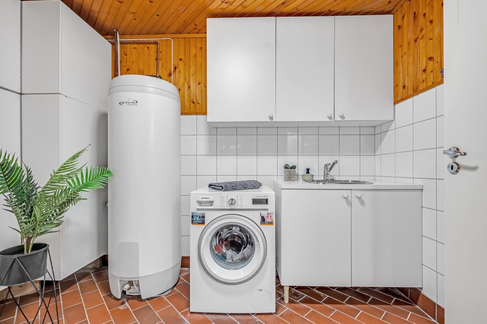 Vaskerom i underetasjen i hoveddelen. Nyere varmtvannsbereder. Galleribilde