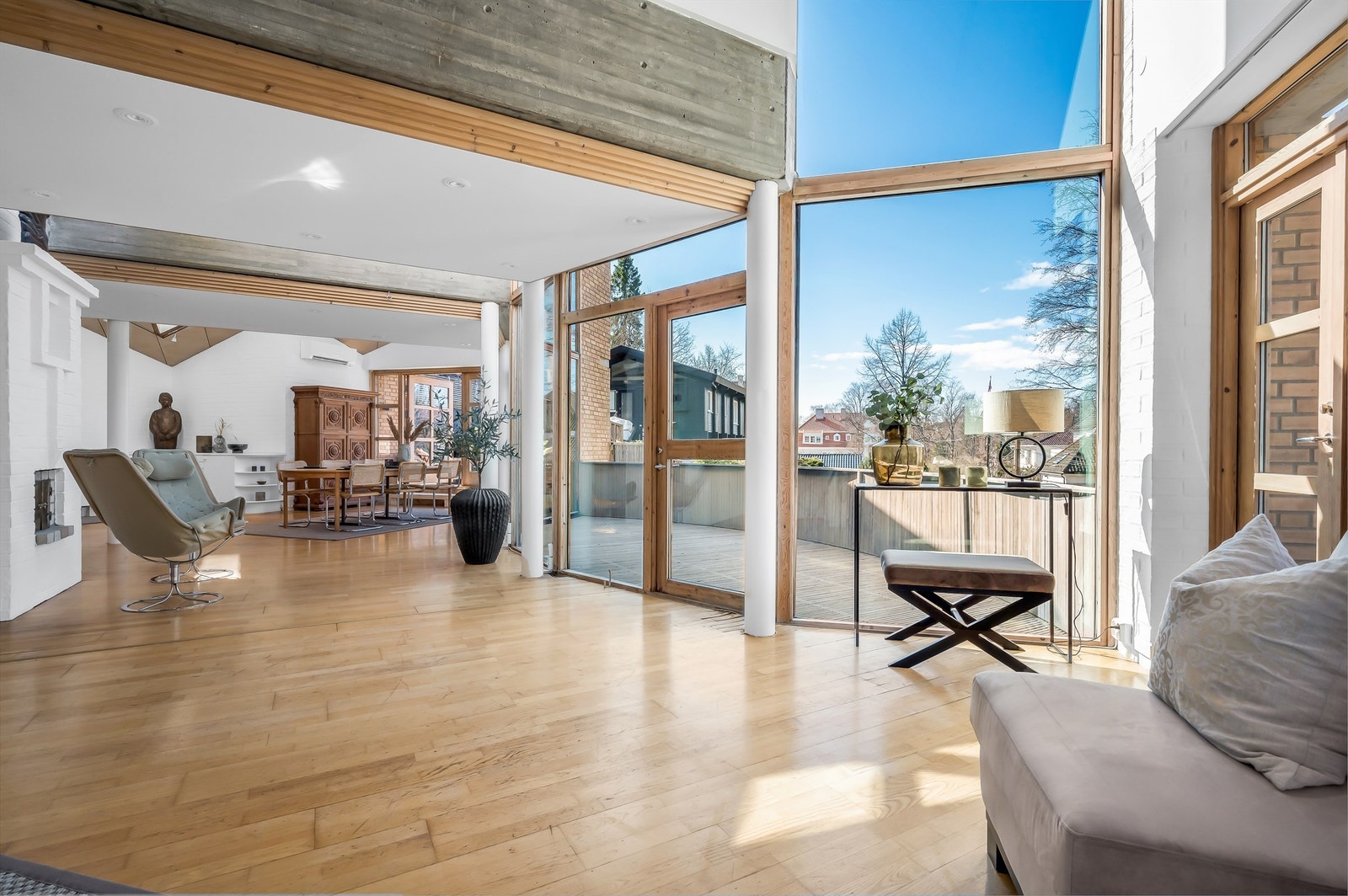 Åpen løsning med stue, spisestue og kjøkken i ulike soner som glir fint over i hverandre. Galleribilde