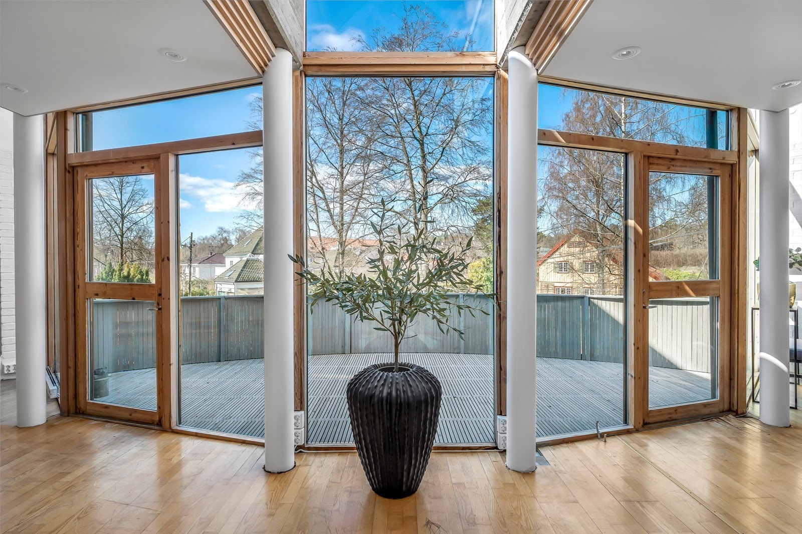 Store glassflaterr ut til flott altan med hyggelig utsyn. Galleribilde