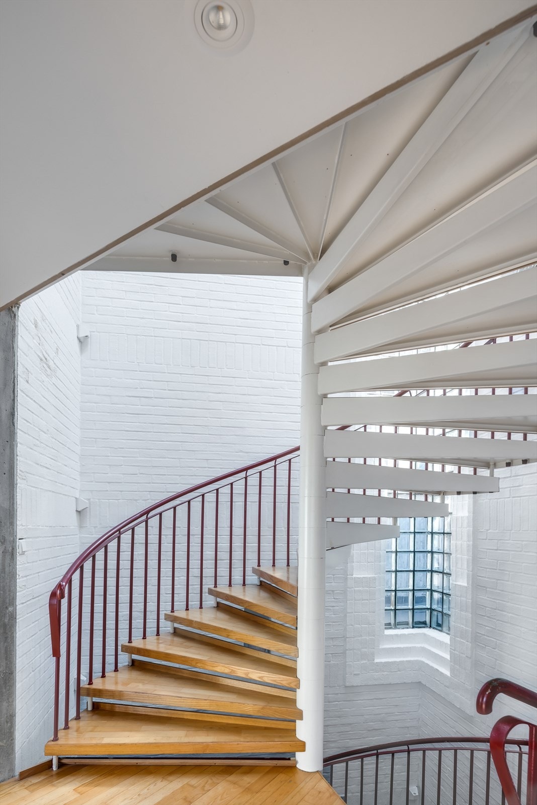 Innvendige vindeltrapper i metall og treverk. Galleribilde