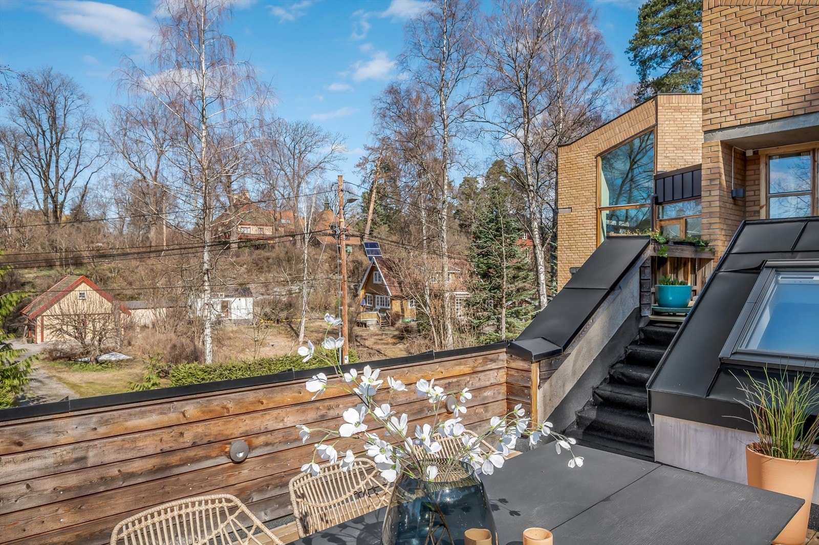 Terrassen og tilleggsdelen som leies ut under denne er ikke byggemeldt og godkjent. Galleribilde