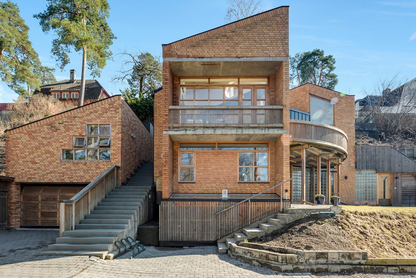 Velkommen til Mellbyedalen 3! Boligen har en fantastisk beliggenhet i grønne omgivelser på attraktive Bygdøy. Galleribilde