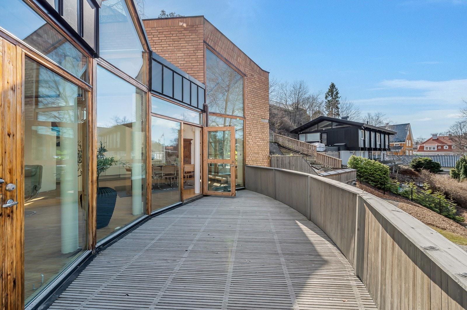 Romslig og solfylt altan utenfor stuen. Galleribilde