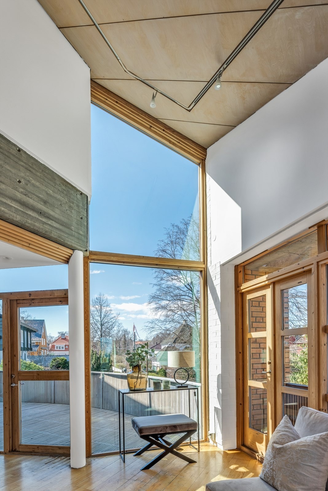 Store vindusflater fra gulv til tak gjør eneboligen særdeles lys og luftig. Galleribilde