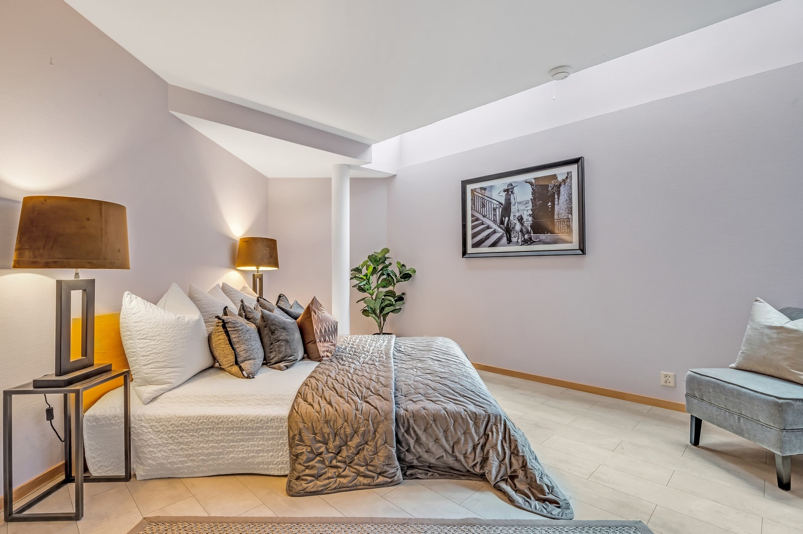 Underetasjen har også et stort rom brukt som soverom. Søknad om bruksendring av to rom i kjeller til hoveddel og etablering av rømningsvindu er godkjent av kommunen. Innsetting av rømningsvindu utføres og bekostes av selger. Galleribilde