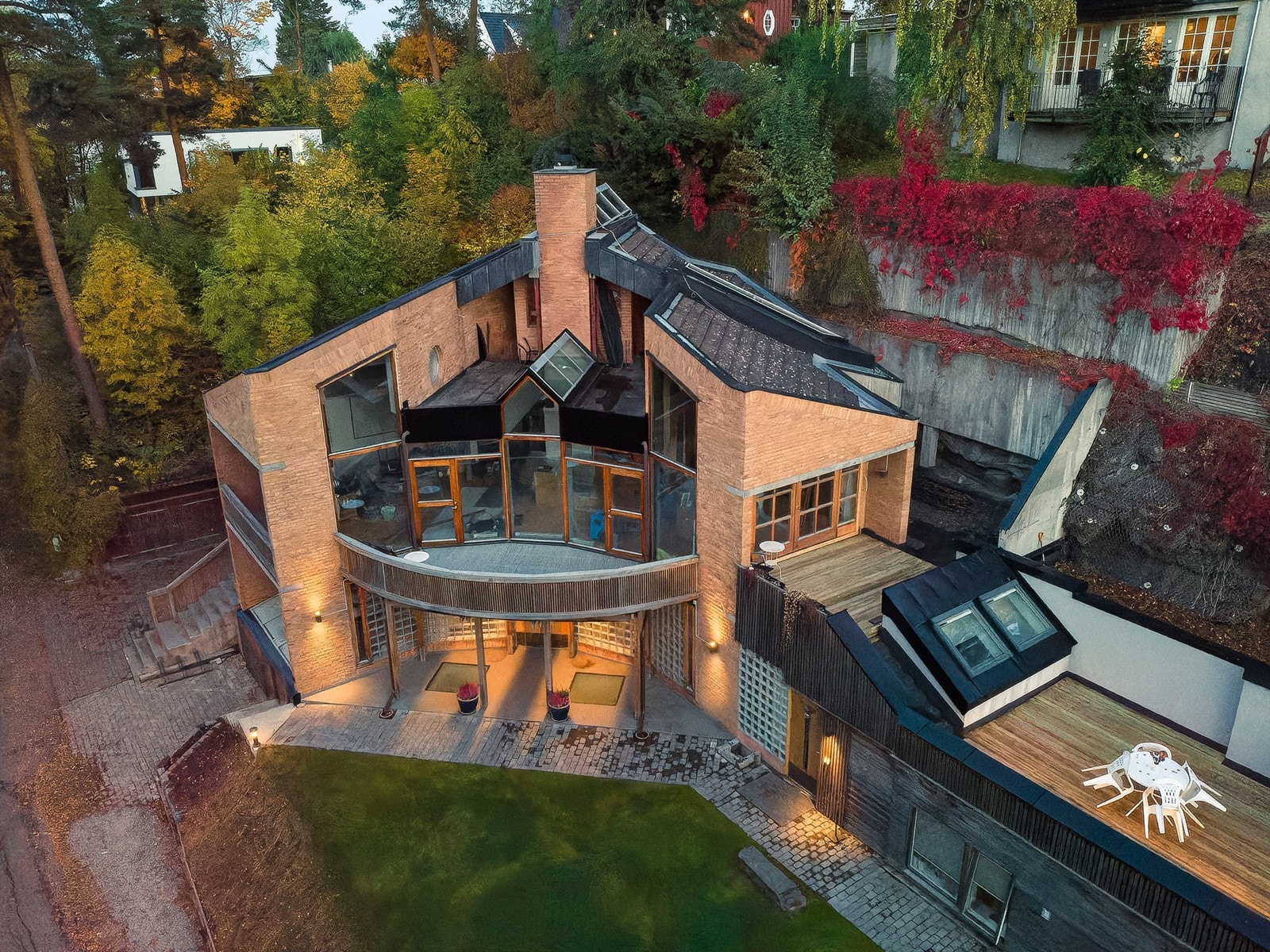 Ny eier har søkt kommunen om rammetillatelse til å rive bakre del av garasjen og tilbakestille denne til sist godkjente situasjon som vist i vedlegg til byggetillatelsen fra 1995. Galleribilde