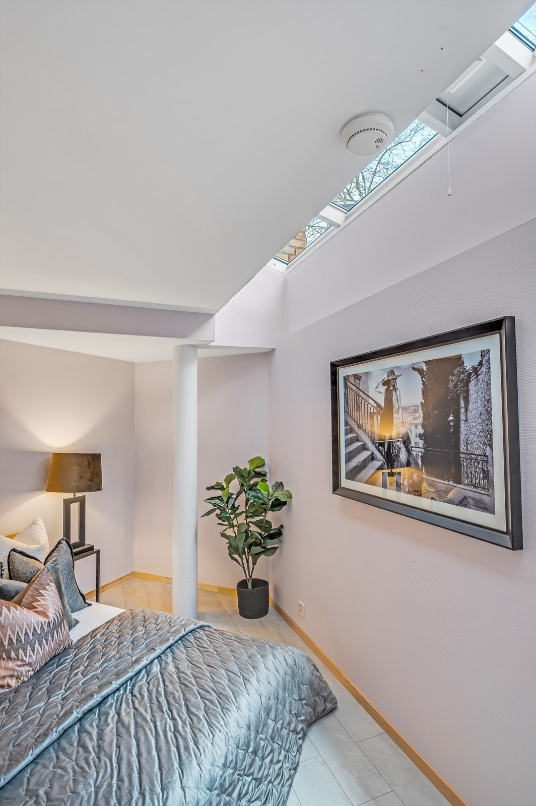 Takvinduer/overlys med to-lags isolerglass fra 2013 i begge disse rommene i underetasjen. Galleribilde