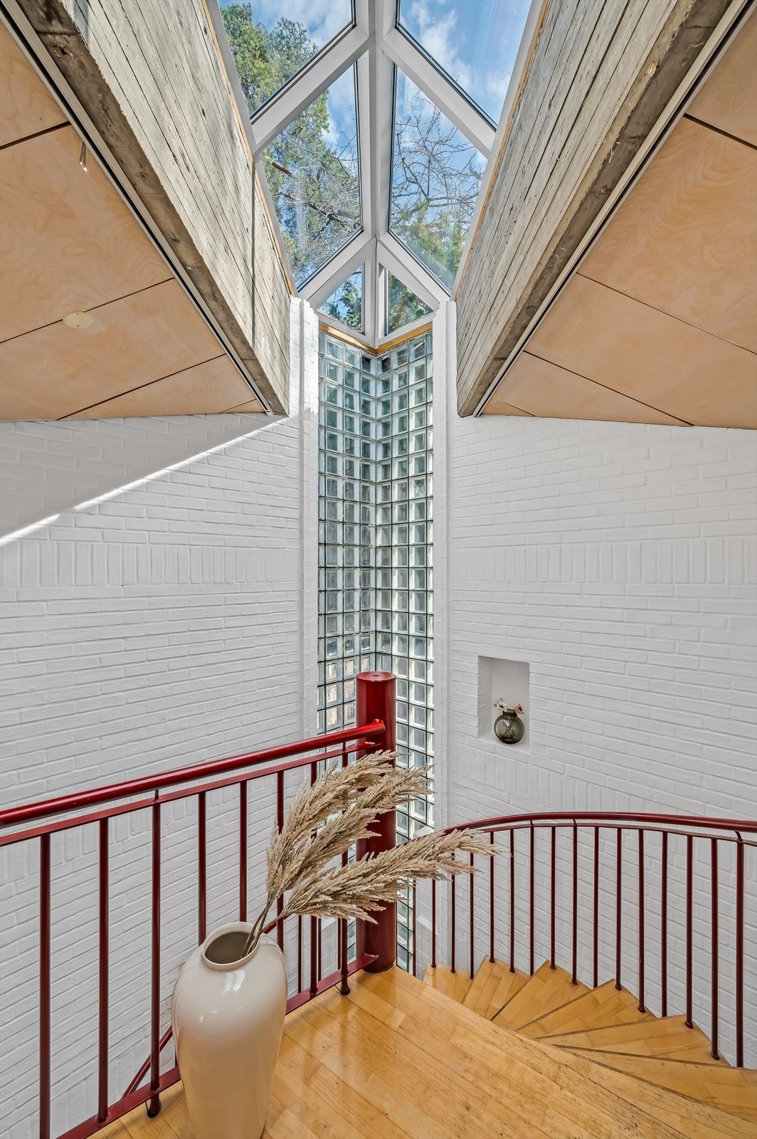 Hoveddel består av tre etasjer samt trapperom til takaltaner. Galleribilde