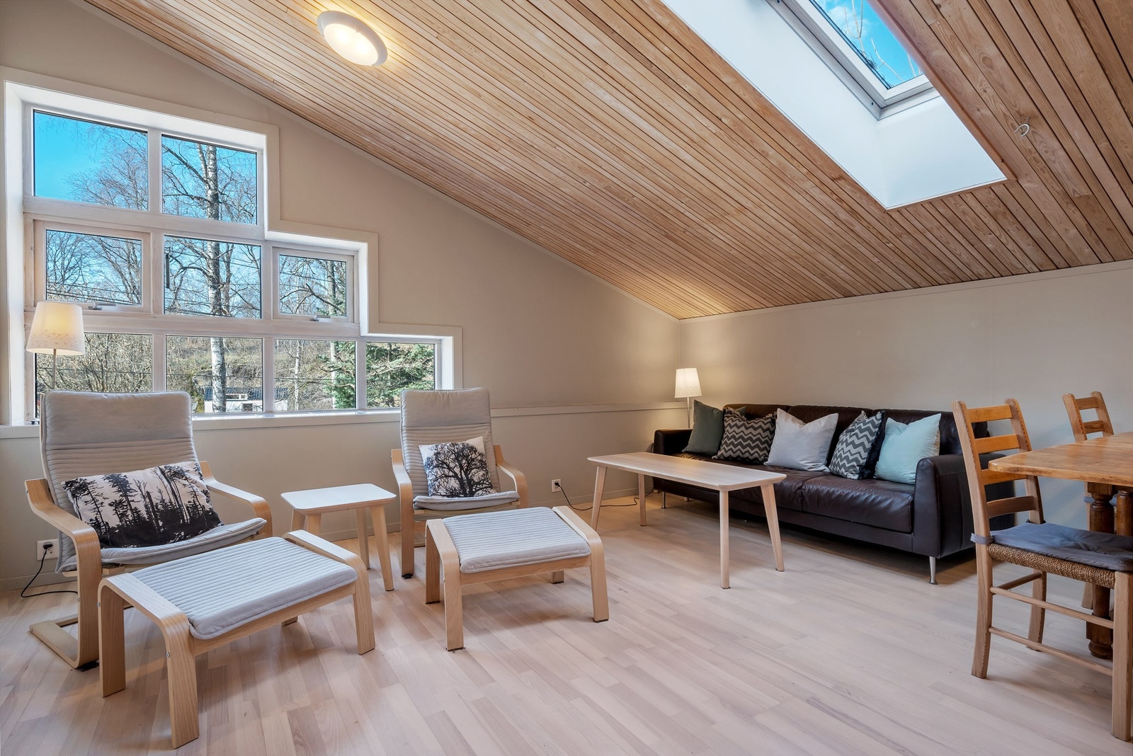 Bod over garasjen. Denne boden kan ikke benyttes til boligformål. Det foreligger påbud fra kommunen om å stanse bruk og rette ulovlige forhold. Galleribilde