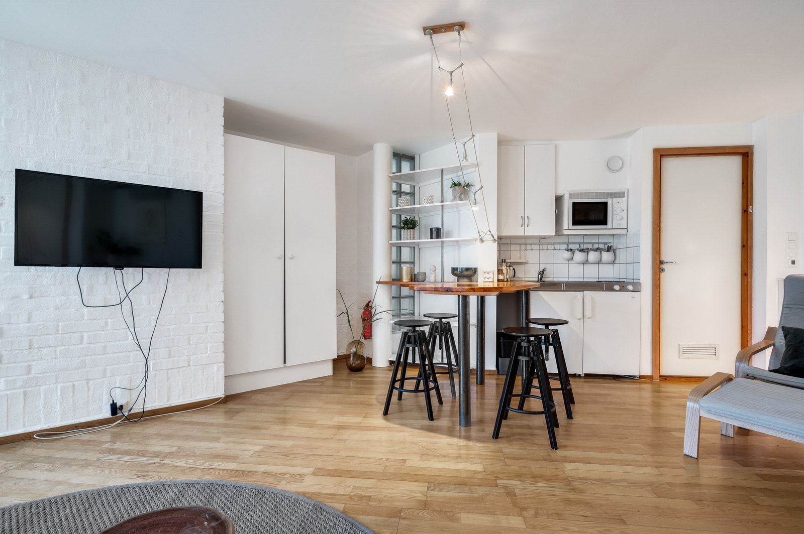 Soverom med hybelkjøkken og spiseplass. Galleribilde