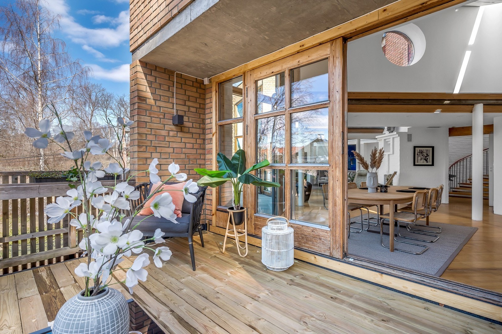 Solrik terrasse utenfor spisestuen. Galleribilde