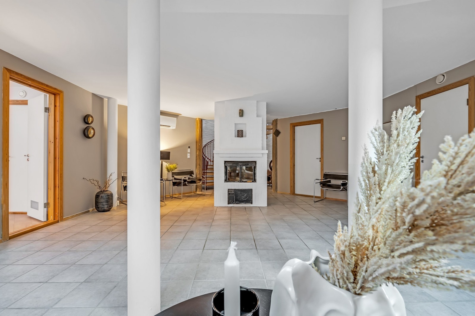 Stor kjellerstue med plassmurt kombipeis med innsats og parafinbrenner. Galleribilde