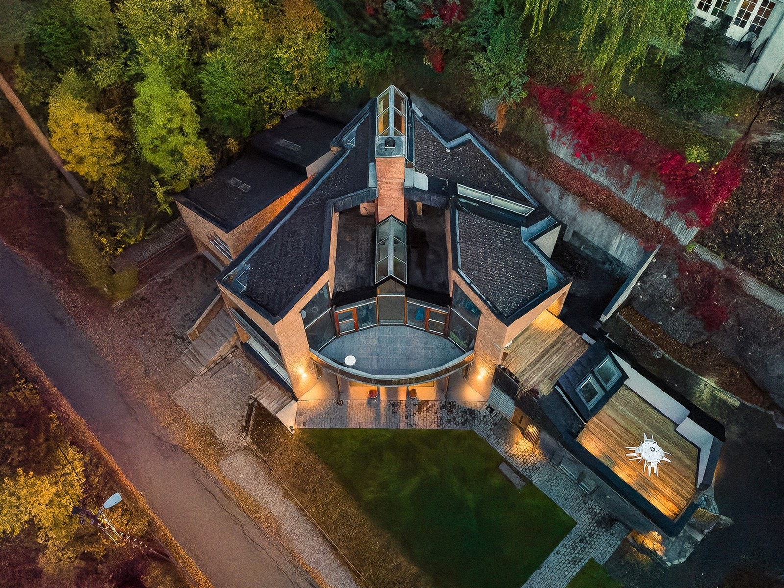 Nåværende eier har søkt om å rive ulovlig oppført tilbygg vest for hovedbygget og reetablere støttemur og uteplass i fortsettelse av terrasse mot vest i byggets 2. etasje. Galleribilde