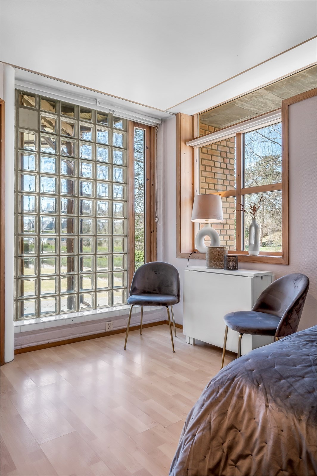 Store vindusflater med glass og glassbyggerstein. Galleribilde