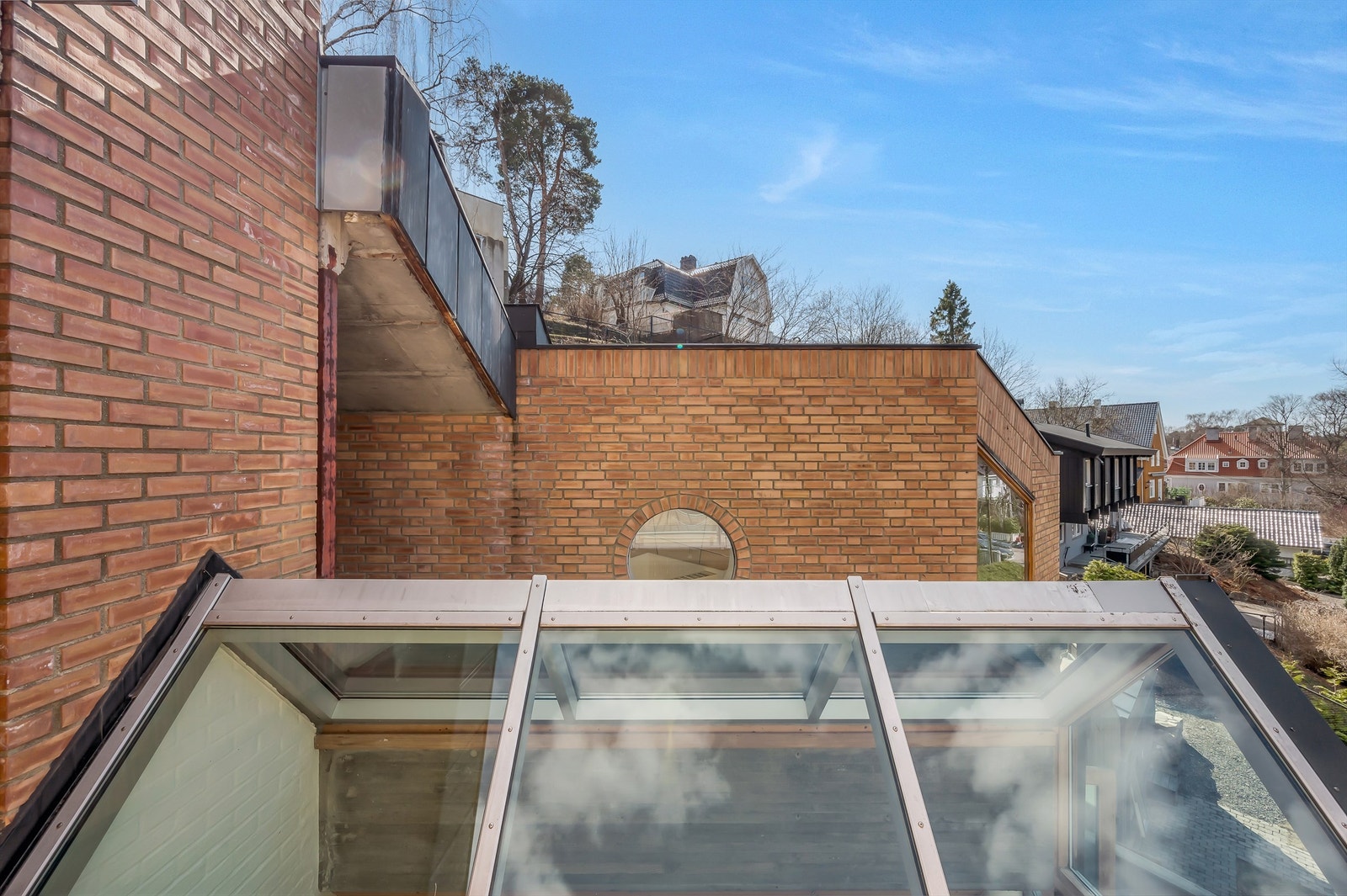 Unik, arkitekttegnet enebolig oppført i betong og tegl i 1992. Galleribilde