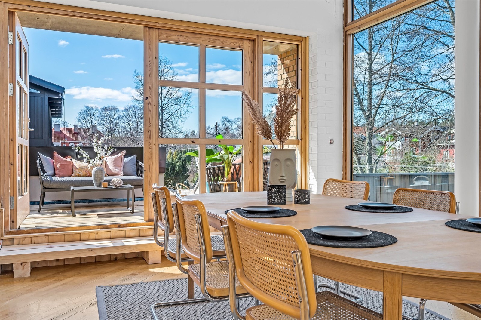 Vinduer fra byggeår med nye isolerglassruter fra 2013 i denne etasjen. Galleribilde