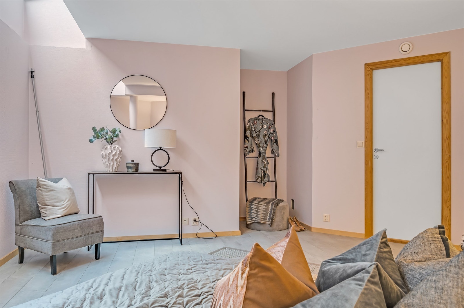 Gulvflater er belagt med fliser og varmekabler. Galleribilde