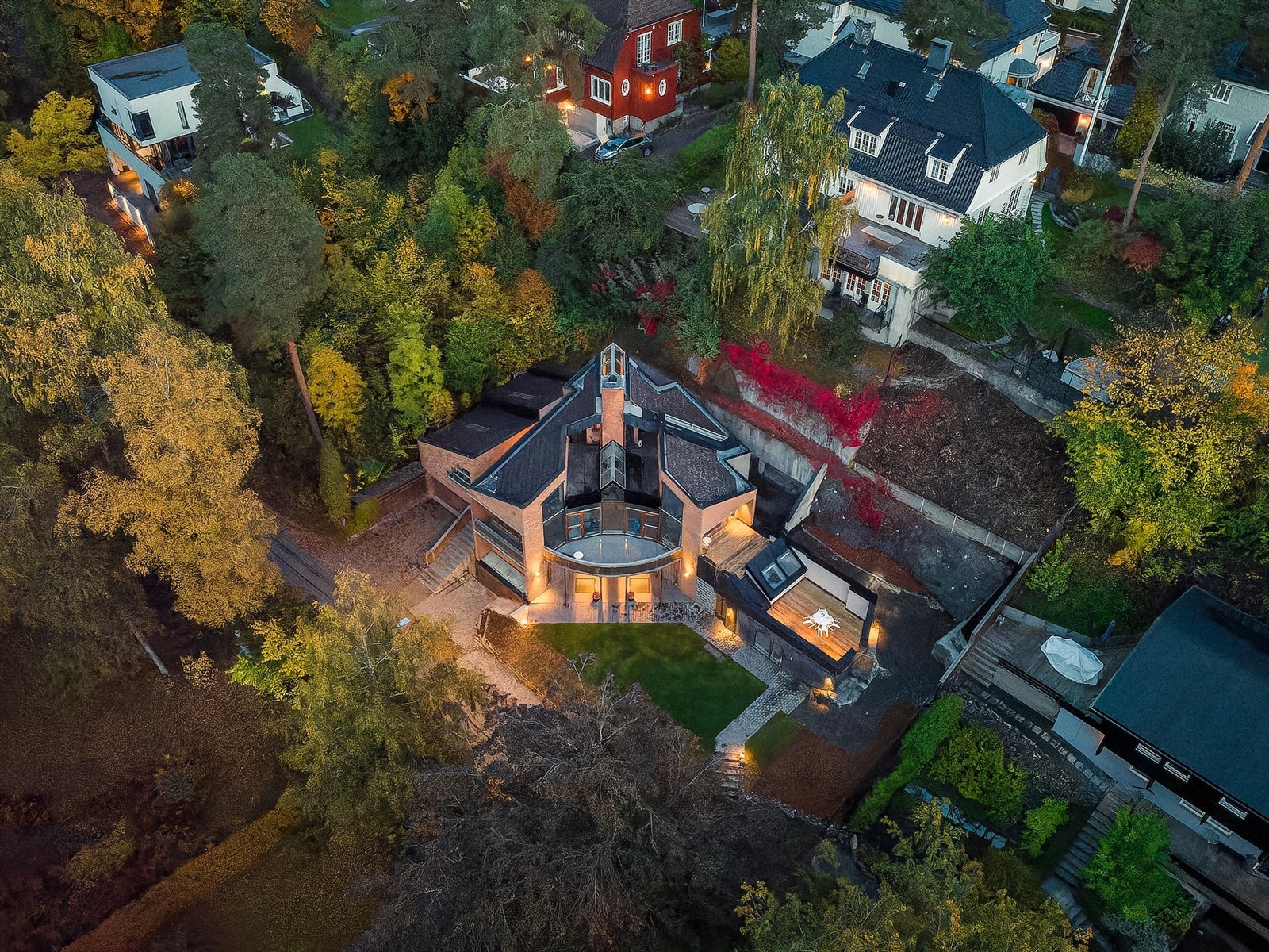 Unik, arkitekttegnet enebolig oppført i betong og tegl i 1992. Galleribilde