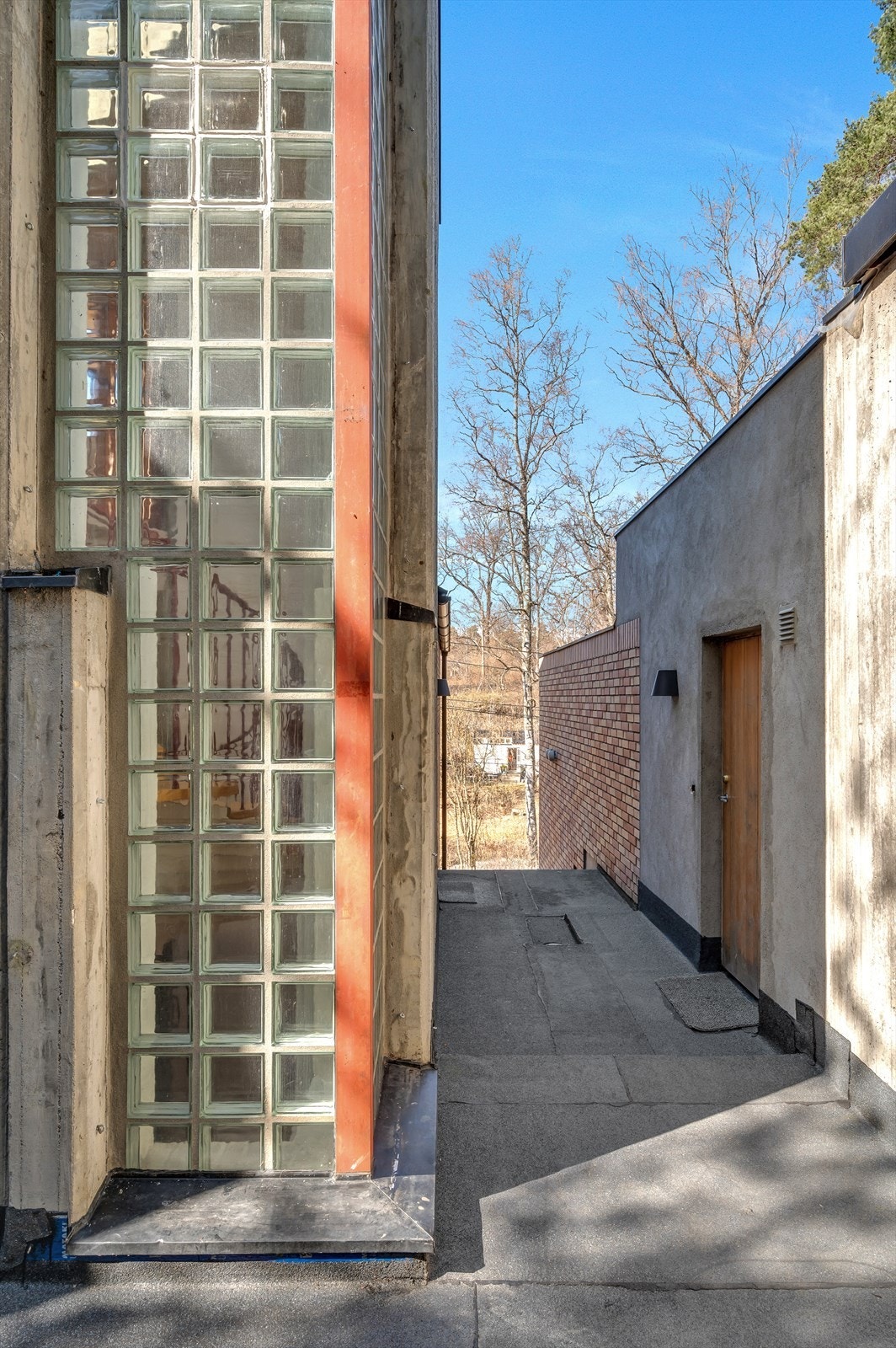 Påbygget del over garasjen er ulovlig oppført og søkt revet hos kommunen. Galleribilde