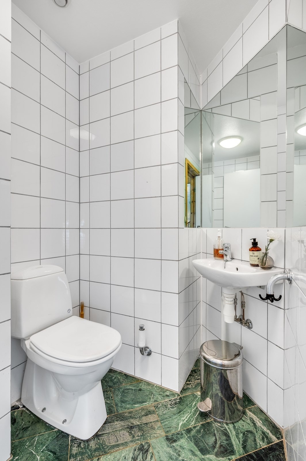 Separat toalett med servant i tilknytning til inngangspartiet og hallen. Galleribilde