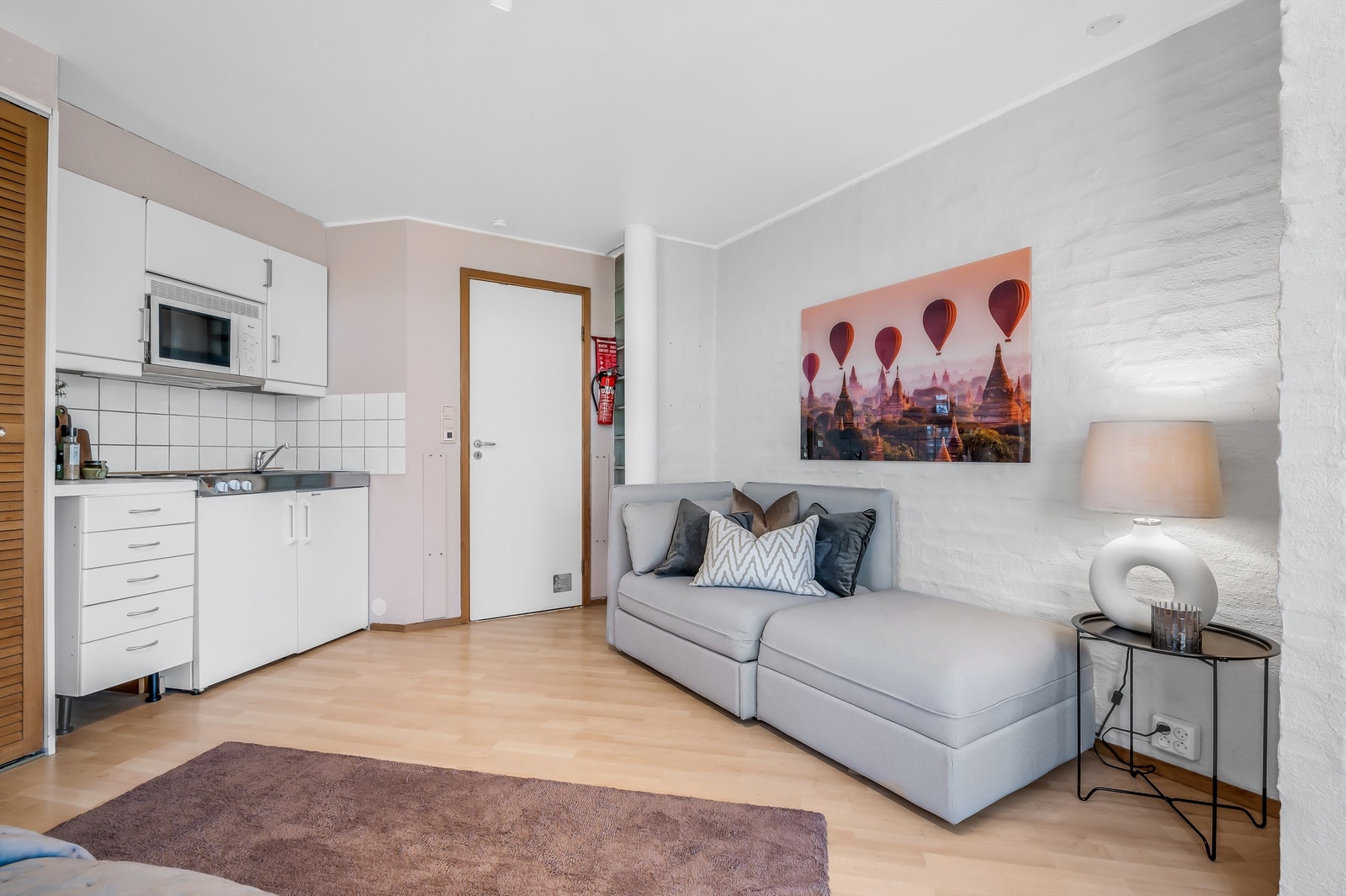 Soverom/stue til venstre for hallen er innredet med hybelkjøkken. Galleribilde