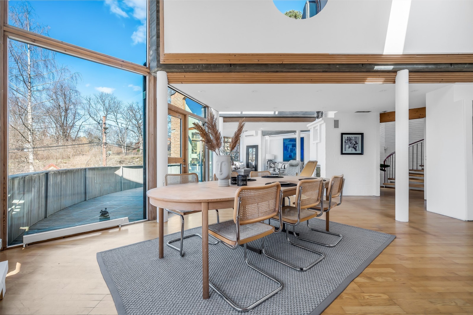 Spisestue med plass til langbord og mange middagsgjester. Galleribilde