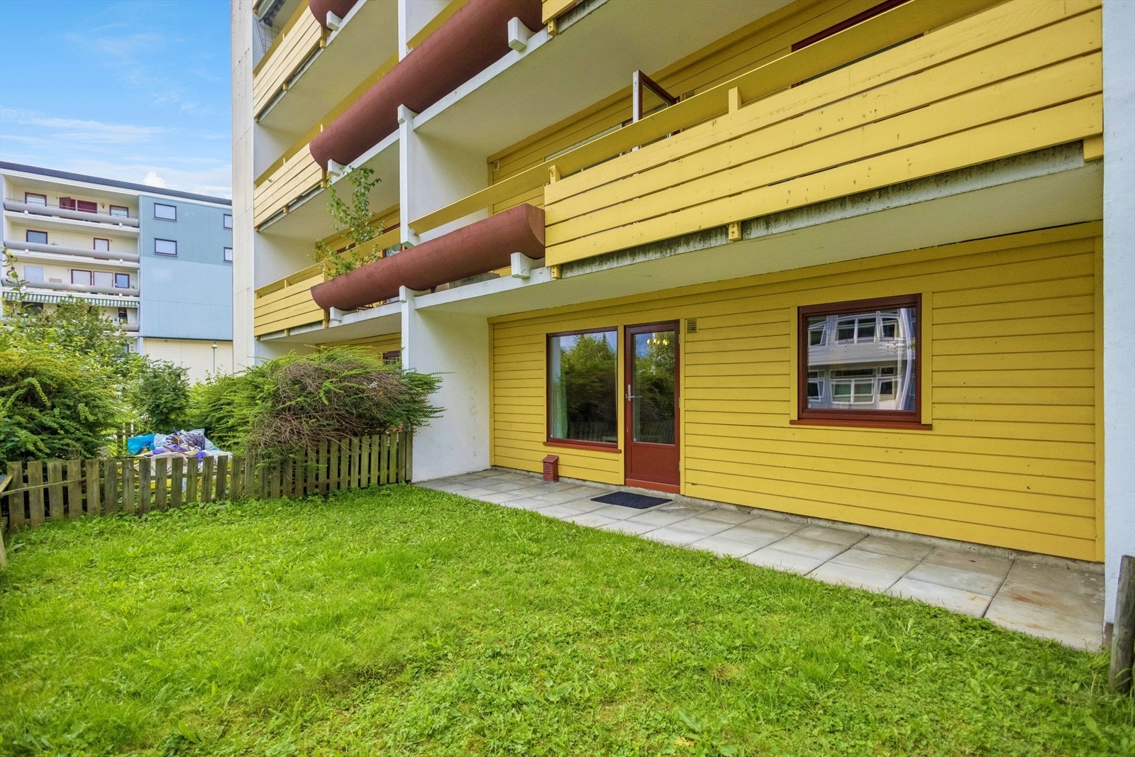 En praktisk og lys 2-roms med trappefri adkomst og markterrasse i et sentralt og barnevennlig område i populære Stovner Galleribilde