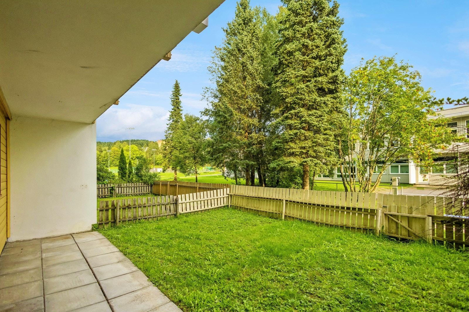 Her er det god plass til møblement og grill, og inviterer til koselige dager i solen for store og små Galleribilde