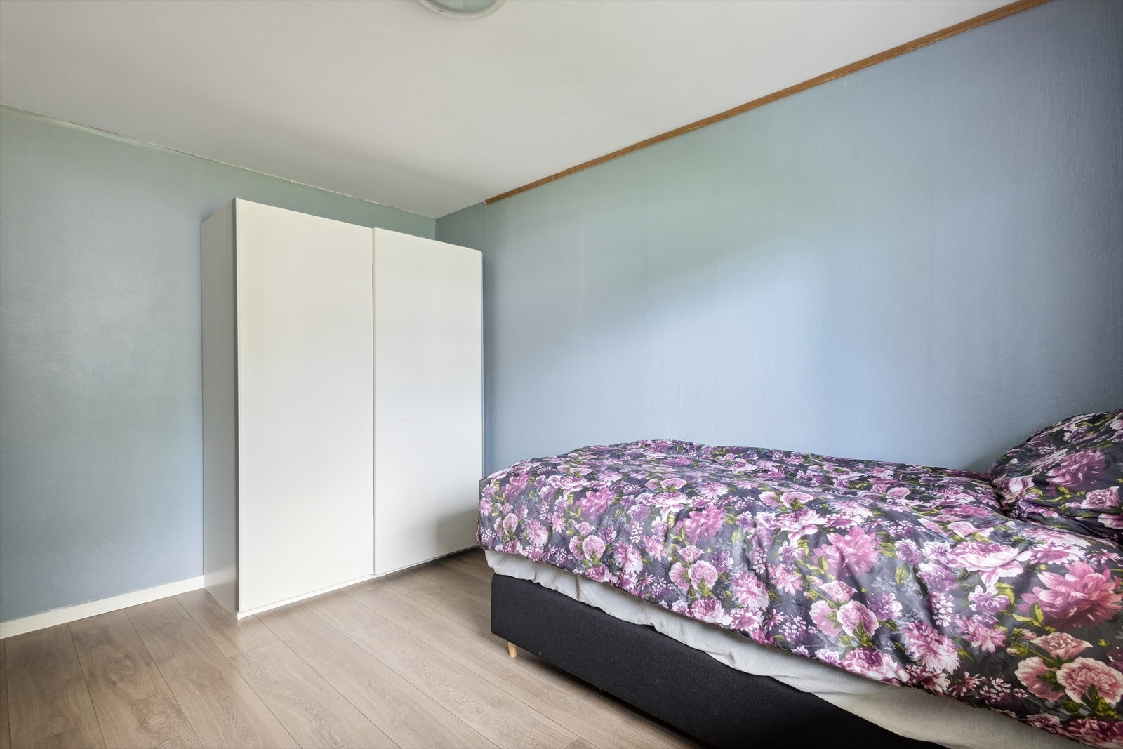 Det er god plass til garderobeskap eller annen oppbevaring Galleribilde