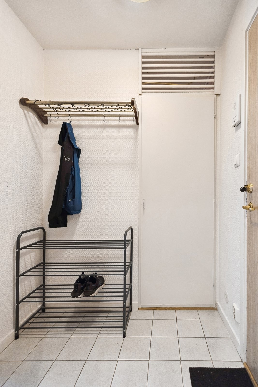 Leiligheten har en innbydende og ryddig entre, som gir et godt førsteinntrykk Galleribilde