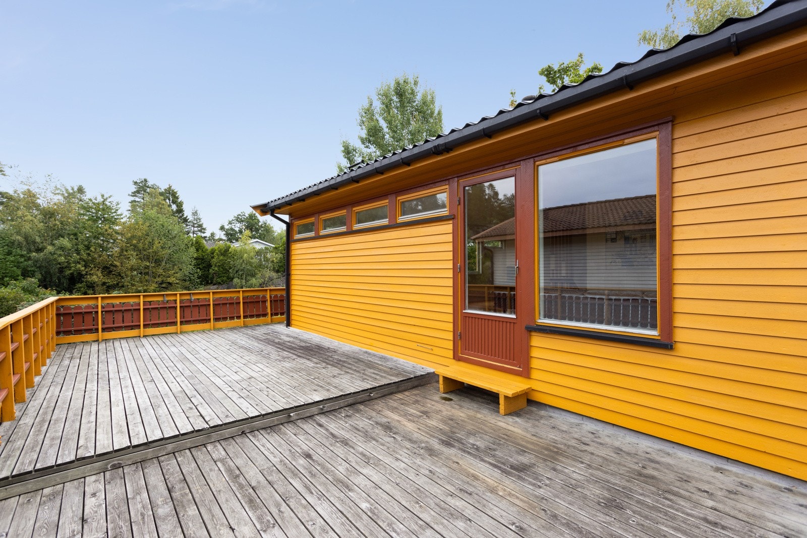 Terrassen ut fra stue er på hele 40 kvm. Galleribilde