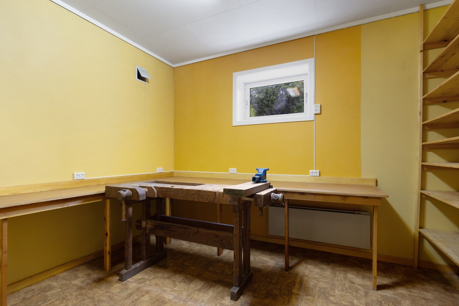 Underetasjen har en rekke solide bodrom. Galleribilde