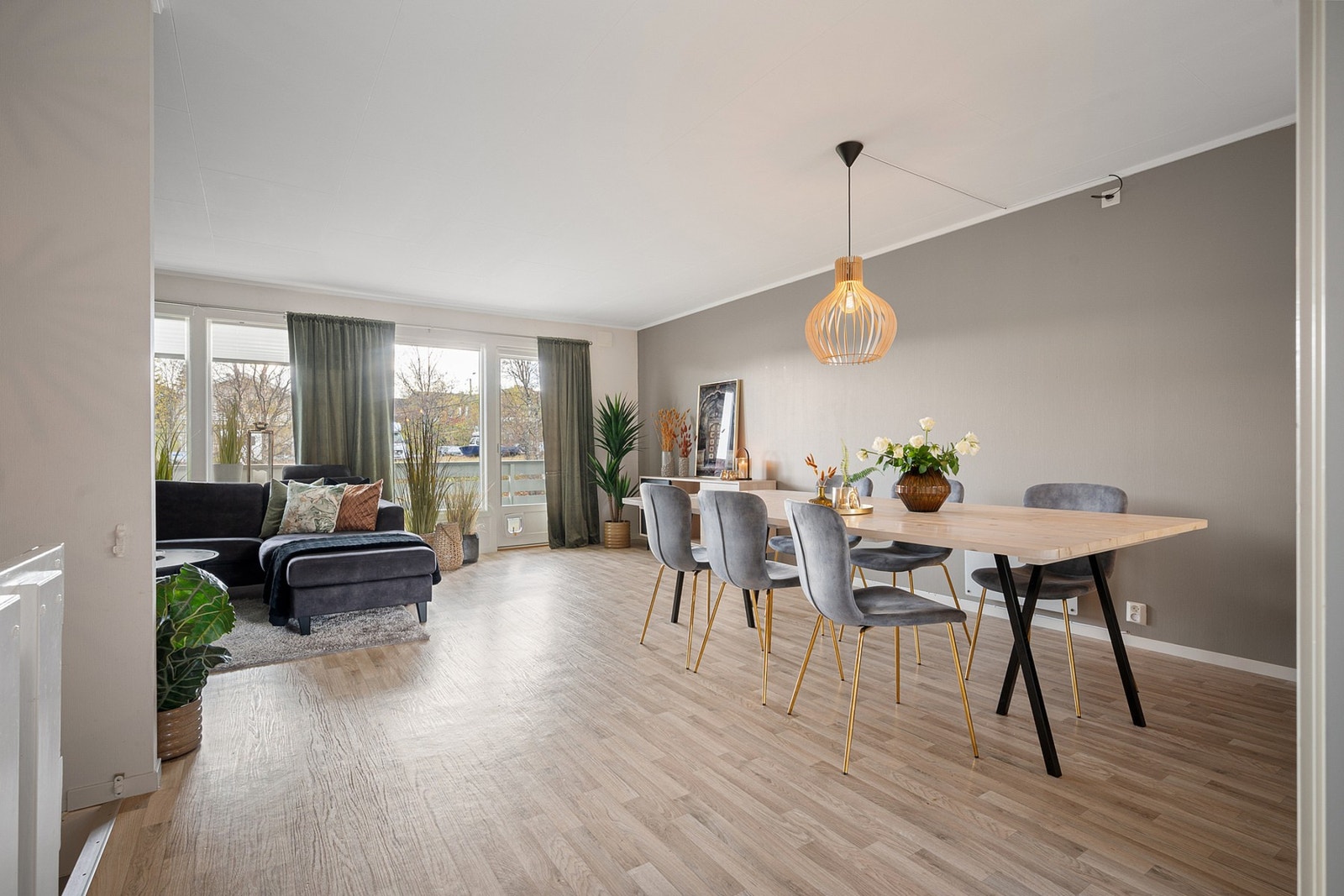 Spisestue med plass til stort spisebord Galleribilde