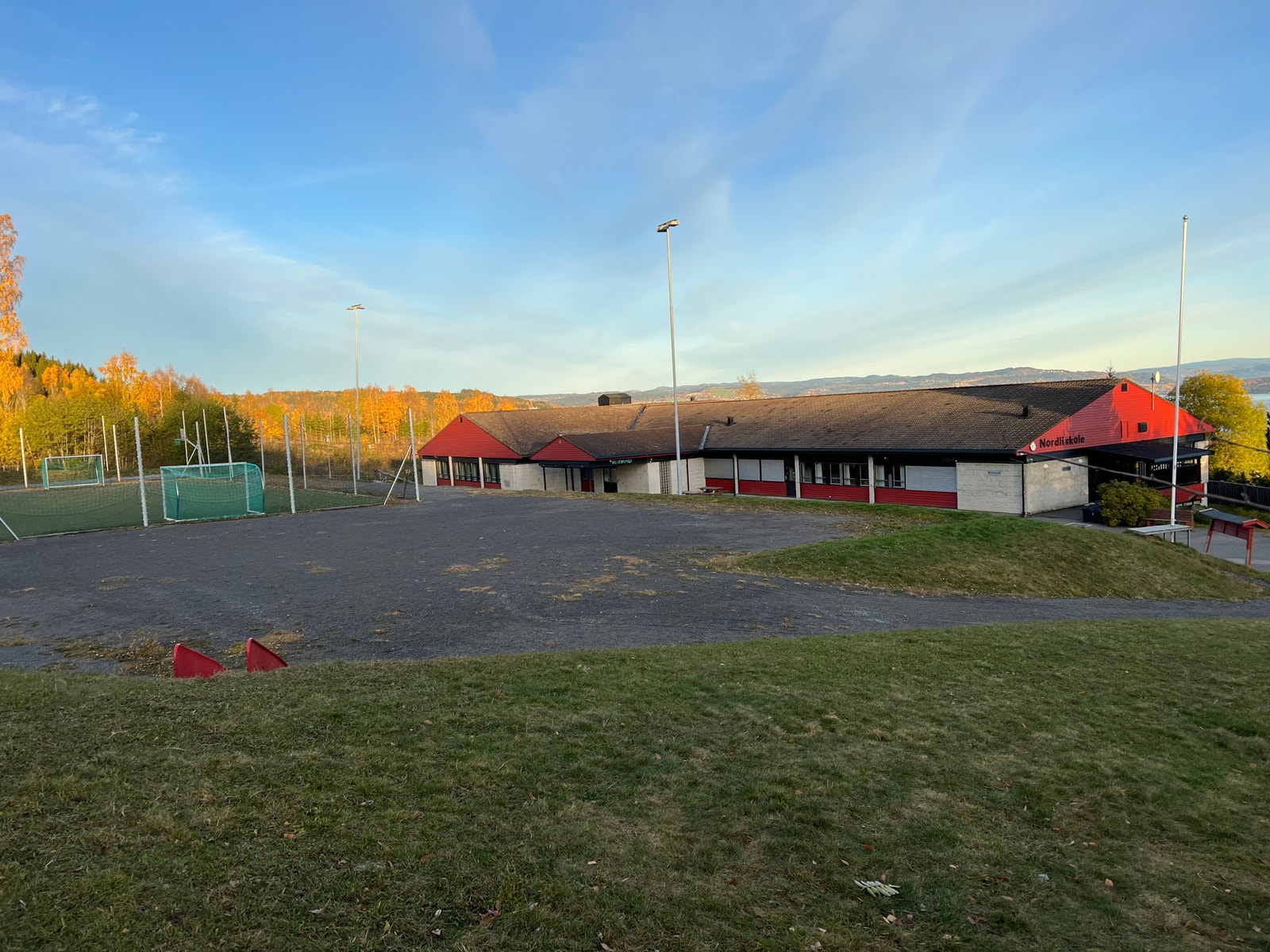 Nordli skole (1-7 trinn) ca 700 m fra tomten. Avstand til barnehage ca 1,3 km. Galleribilde