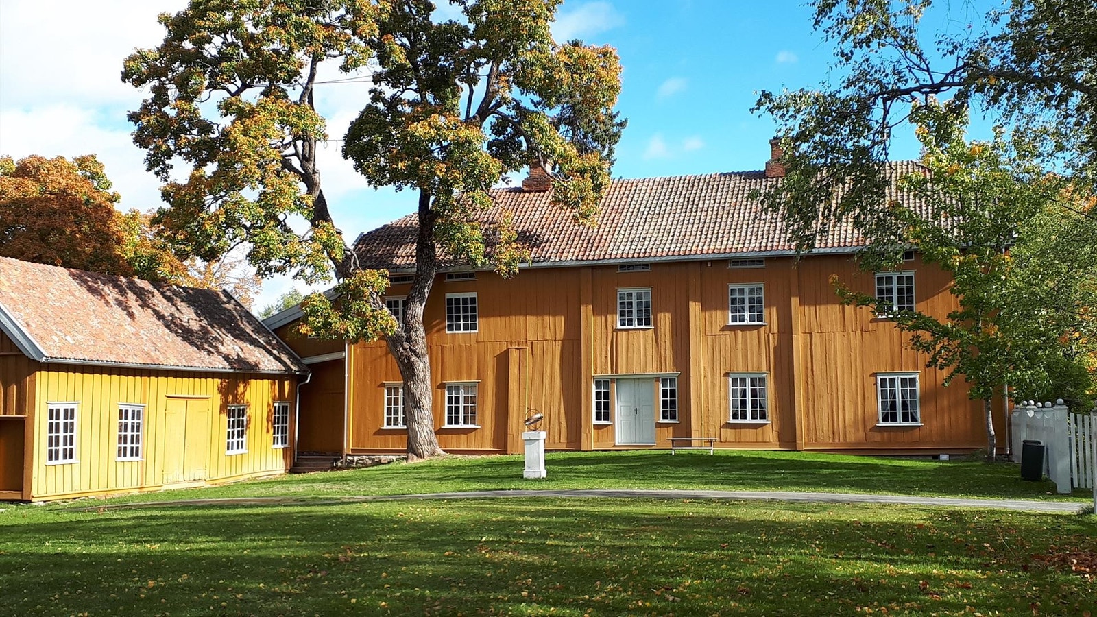 Stenberg friluftsmuseum - en amtmannsgård fra første del av 1800-tallet. Et urørt tun med en vakker park, og hus med interiør fra 1800-tallet.Servering av tradisjonsmat og fersk hjemmebakst. Galleribilde