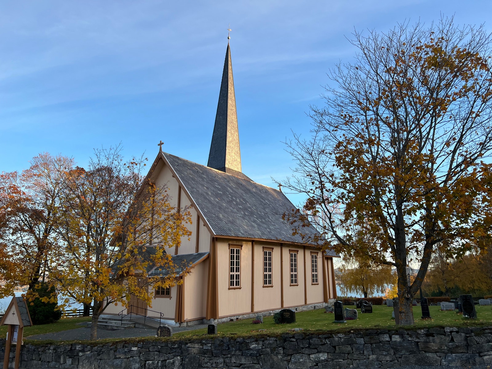 Nordlien kirke ligger flott til litt nedenfor tomten (ca 300 meter) Galleribilde
