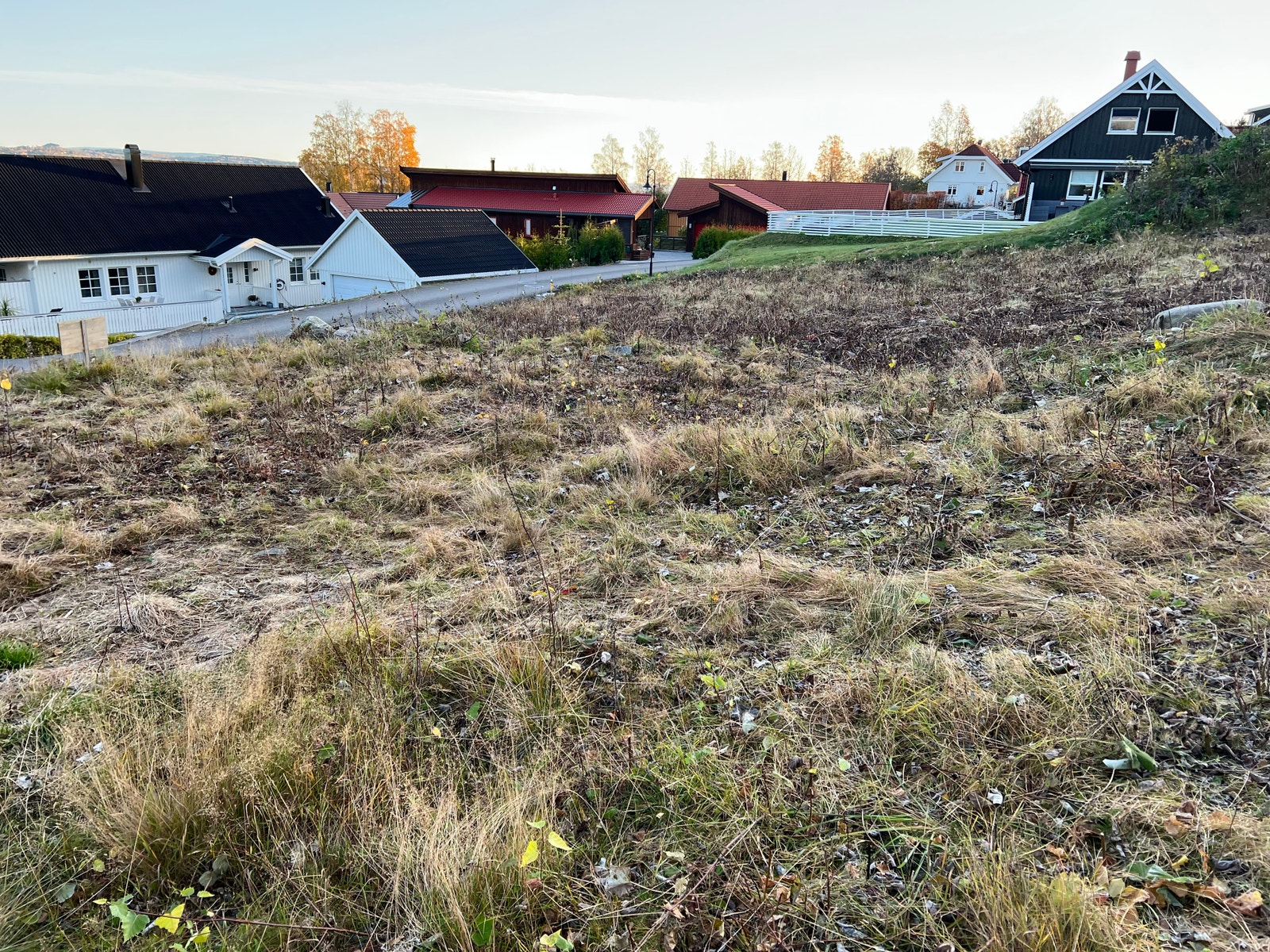 Tomten er tilnærmet flat nederst, men heller en del lenger opp. Flott med en sokkelbolig her. Galleribilde