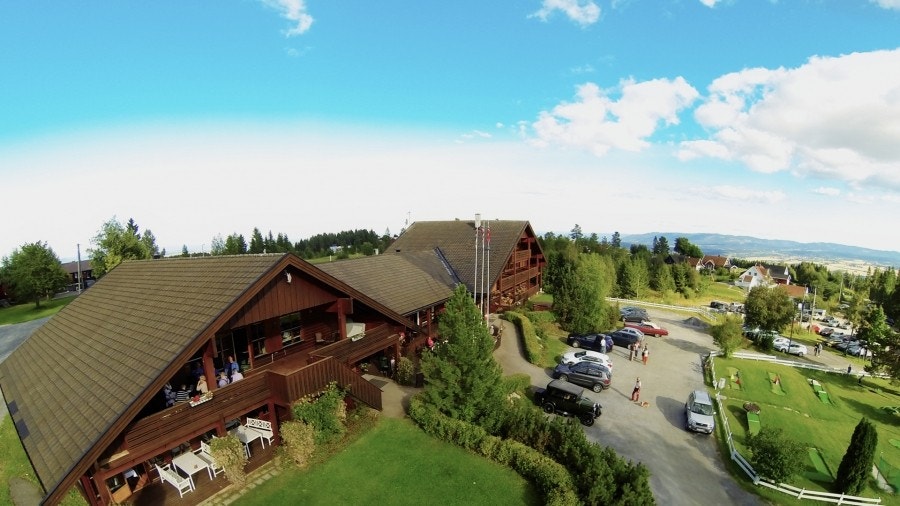 Toten hotell og Toten Golfklubb. Hotellet tilbyr overnatting, servering og forpleining i Gjøvik og Toten-området. Rett bak hotellet ligger en flott 9-hulls skogsbane for de som er glad i golf. Galleribilde