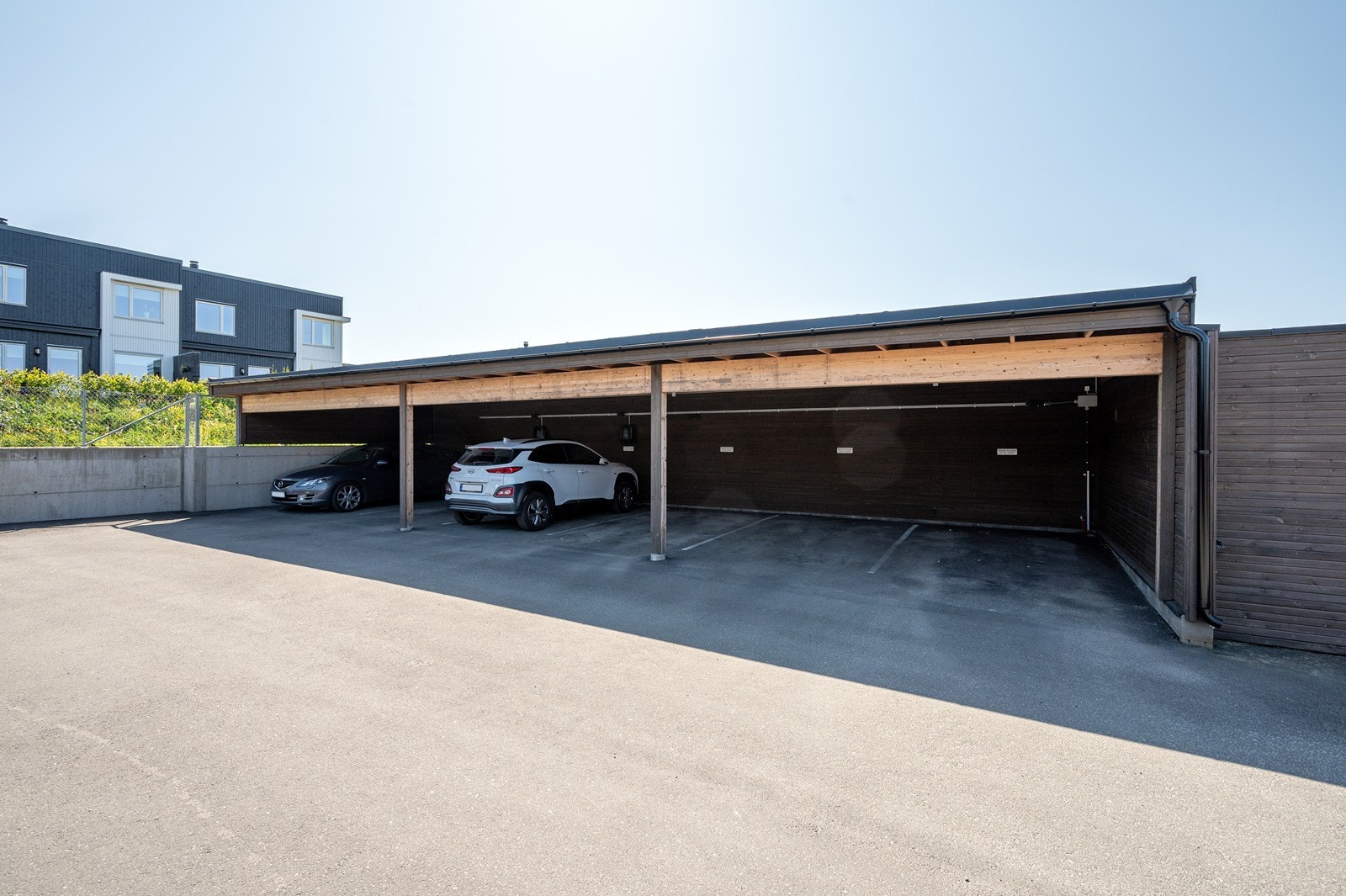 Det er parkering til en bil i carport. Galleribilde