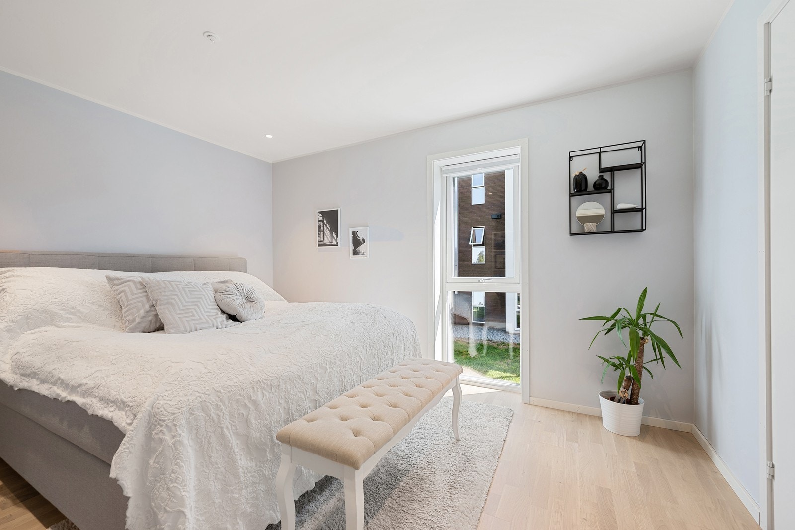 Leiligheten har tre pene soverom med parkettgulv og duse fargevalg, og to av soverommene har downlights i himling. Galleribilde