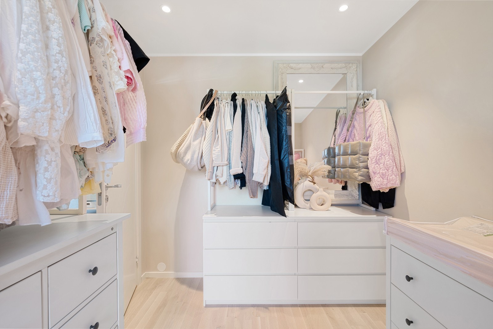 Per i dag er det ene soverommet innredet som et walk-in closet med garderobeinnredning langs tre vegger. Galleribilde