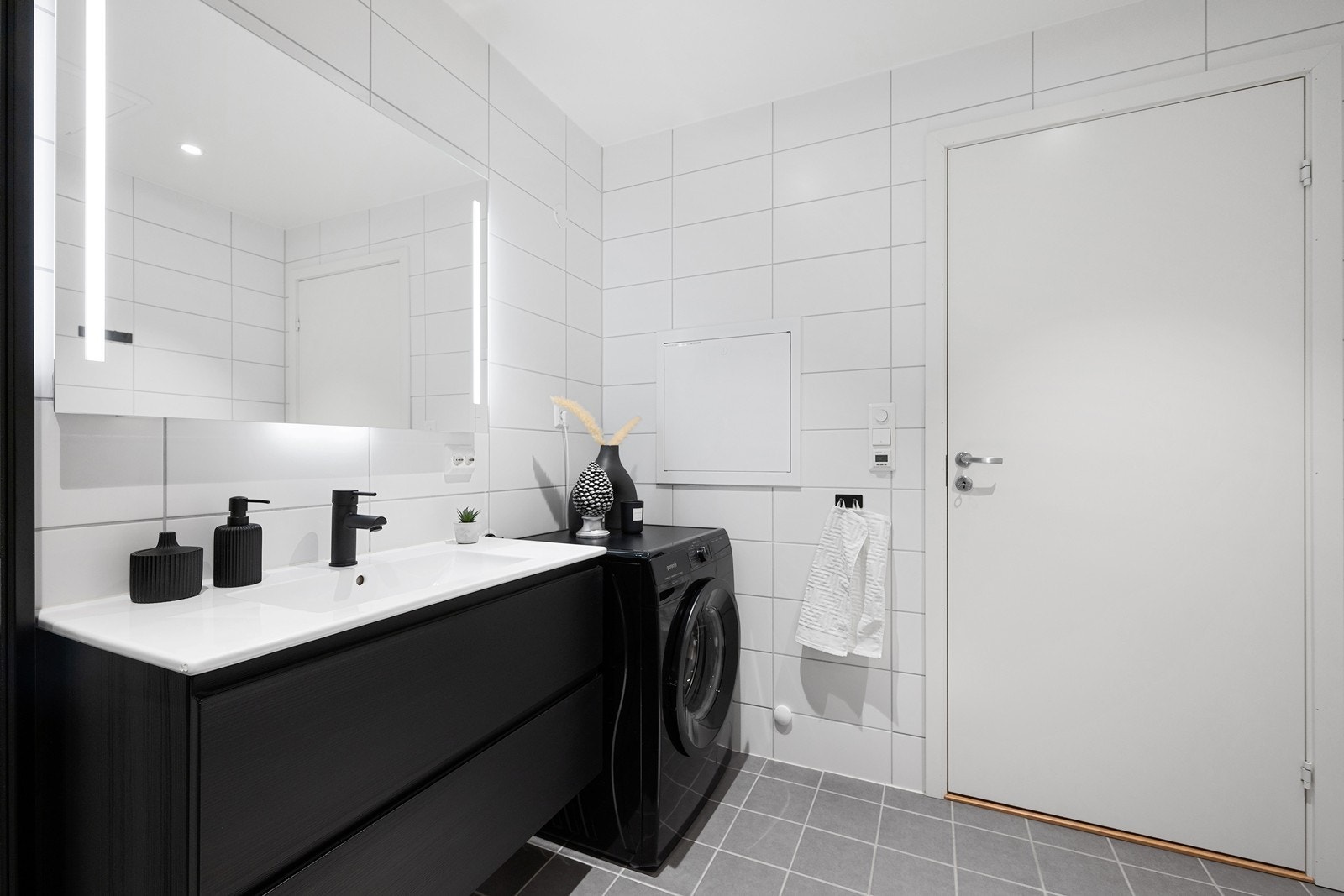 Videre har badet flislagte overflater, gulvvarme, downlights og avtrekk via balansert ventilasjonsanlegg. Galleribilde