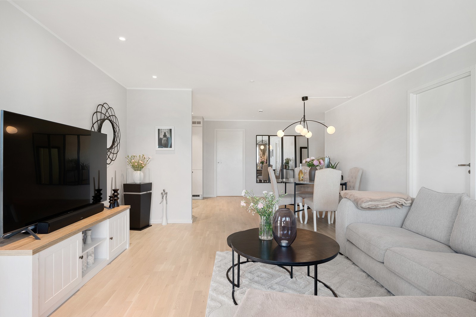 Stuen er i tillegg enkel å innrede med plass til både sofagruppe, tv-møbel og spisebord. Galleribilde