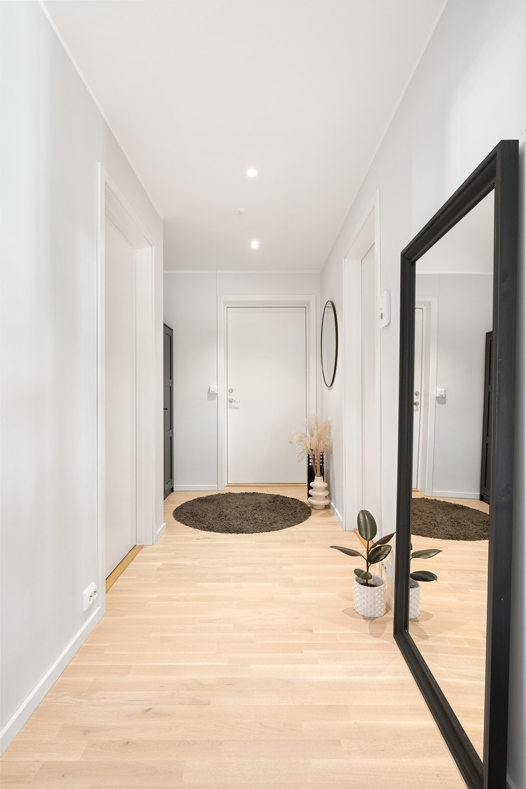 Entreen gir et tiltalende førsteinntrykk av leiligheten med parkettgulv, downlights og samme fine fargenyanser som i stuen. Galleribilde