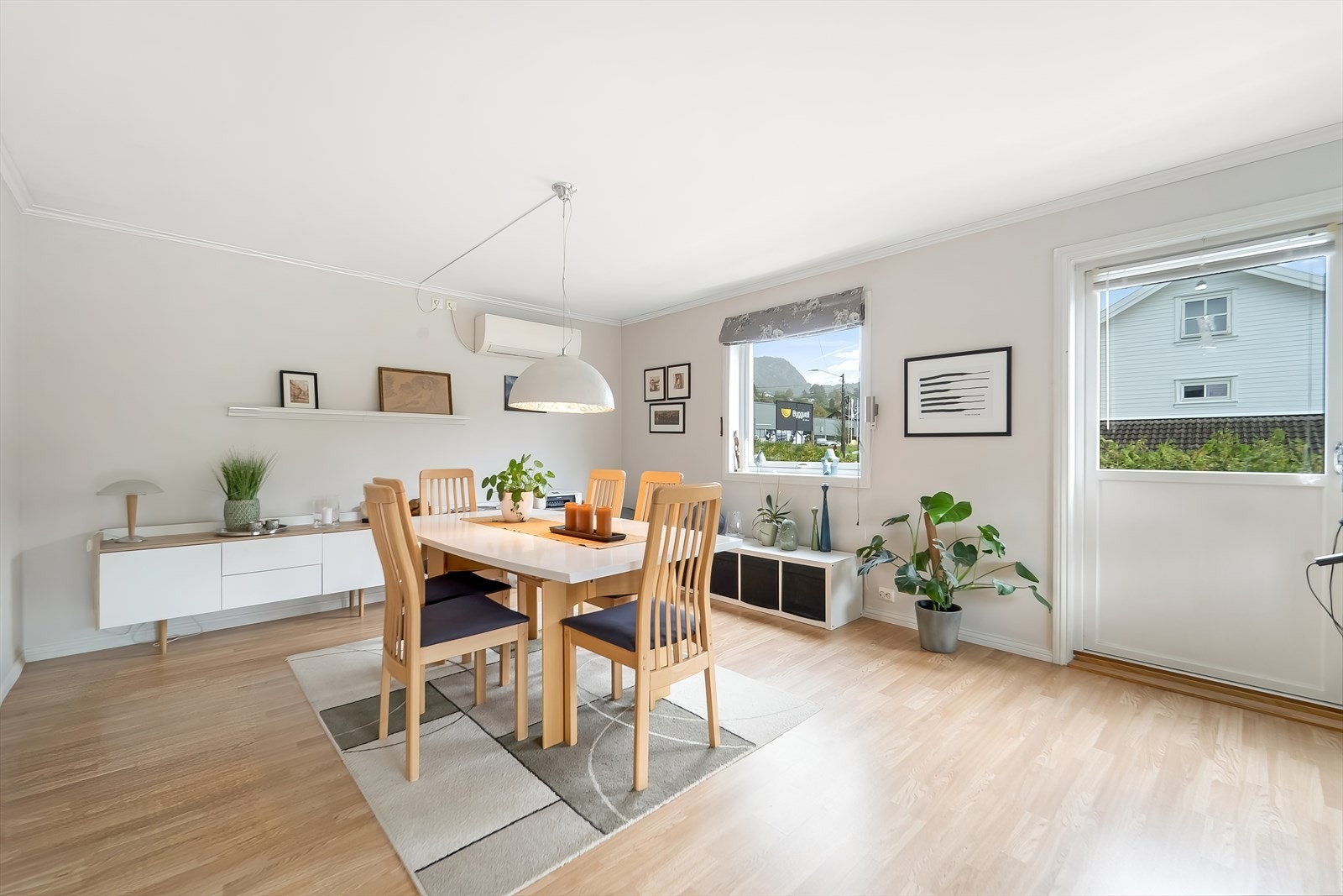 Herfra har du utgang til veranda. Galleribilde