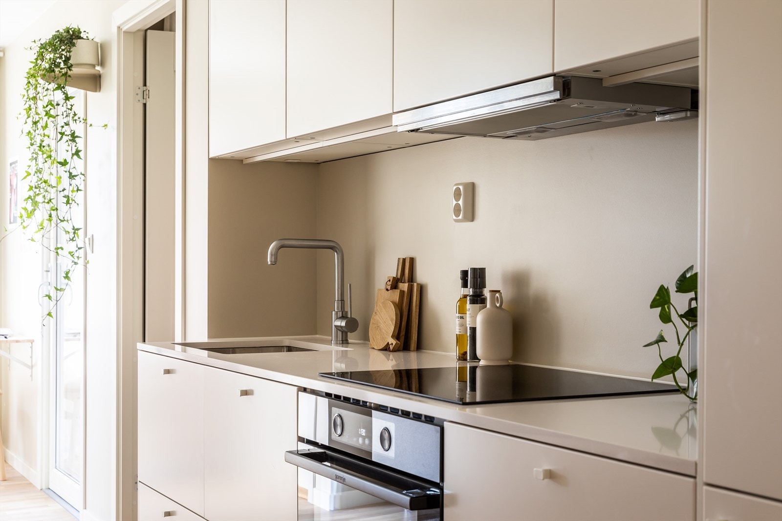 Det er installert både waterguard (lekkasjesikring) under kjøkkenbenk, samt komfyrvakt Galleribilde