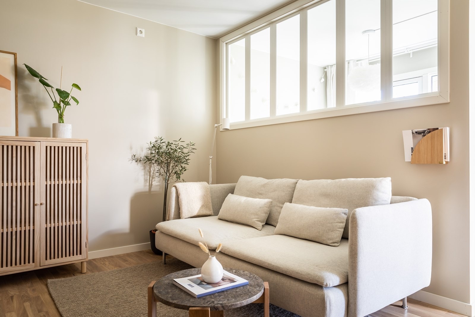 Flott stue i åpen løsning mot kjøkken med flere innredningsmuligheter Galleribilde